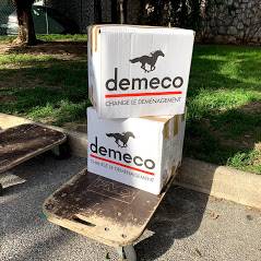 Cartons déménagés prêts à être transportés