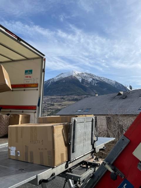 Camion des Déménagements Mazucco stationné devant une maison individuelle à Marseille