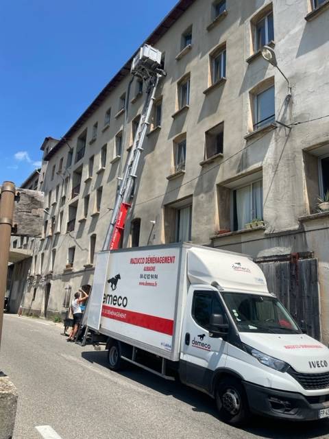 Camion des Déménagements Mazucco lors d’un chargement de meubles à Marseille