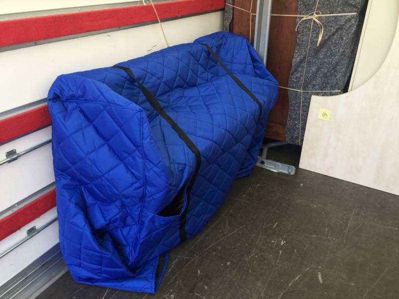 chargement dans camion d'un canapé protégé sous housse avec les déménagements mazucco demeco aix en provence