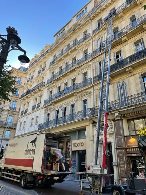 Camion des Déménagements Mazucco stationné devant un immeuble à Marseille