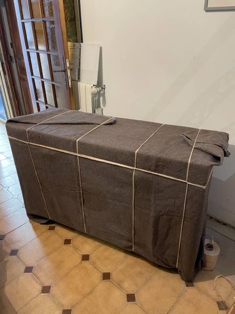 Meubles prêts pour le transport lors d'un déménagement à Marseille