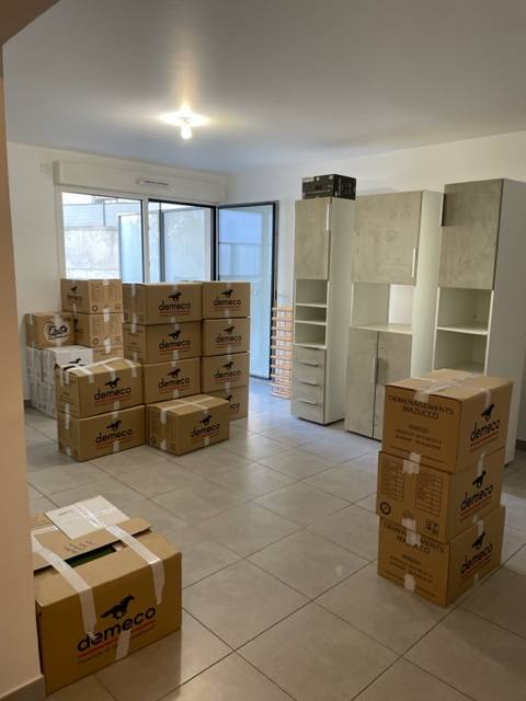 Équipe de déménageurs emballant des cartons dans le 2ème arrondissement de Marseille
